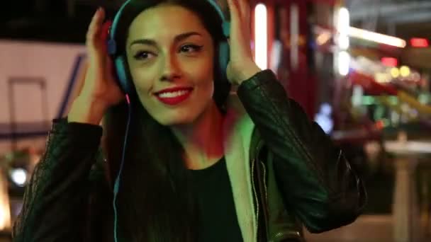 Ragazza che balla al ritmo della musica — Video Stock