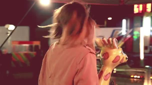 Жінка їзда карусель — стокове відео