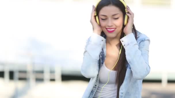 Couple listening to music with headphones — Stock Video