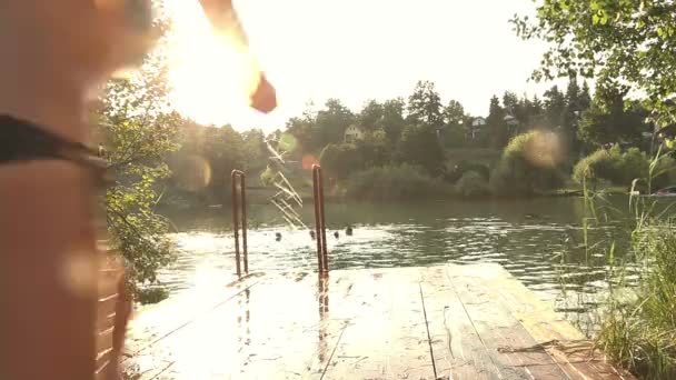 Freunde springen in Fluss — Stockvideo