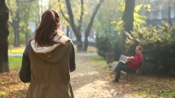 Mujer cantando mientras el hombre toca la guitarra — Vídeo de stock