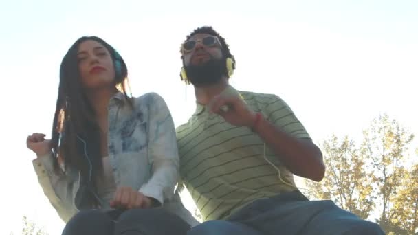 Couple écoutant de la musique avec écouteurs 