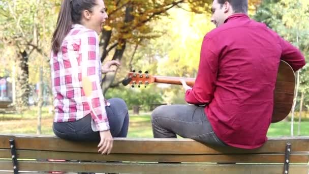 Homem tocando guitarra enquanto mulher cantando — Vídeo de Stock