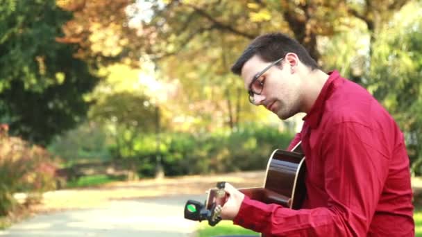 Uomo che suona la chitarra — Video Stock