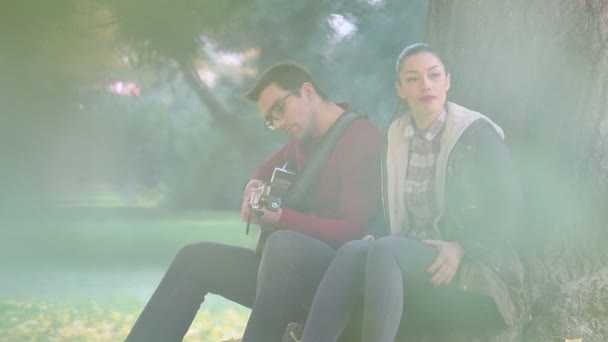 Mujer cantando y hombre tocando la guitarra — Vídeos de Stock