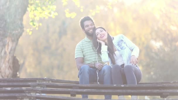 Pareja escuchando música — Vídeos de Stock