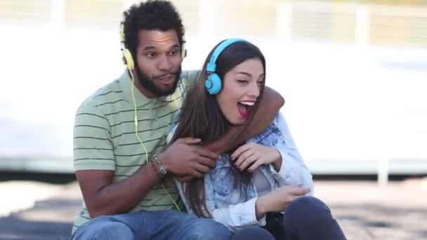 Couple listening to music with headphones — Stock Video