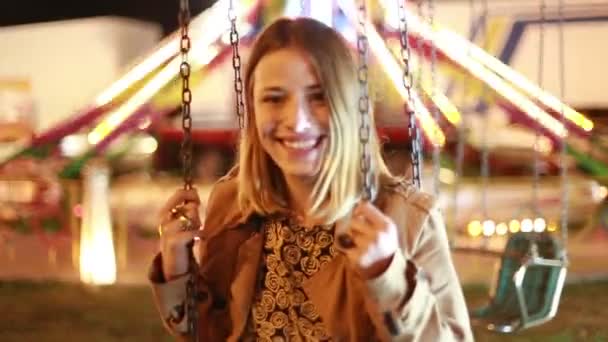 Vrouw op schommel in attractiepark — Stockvideo