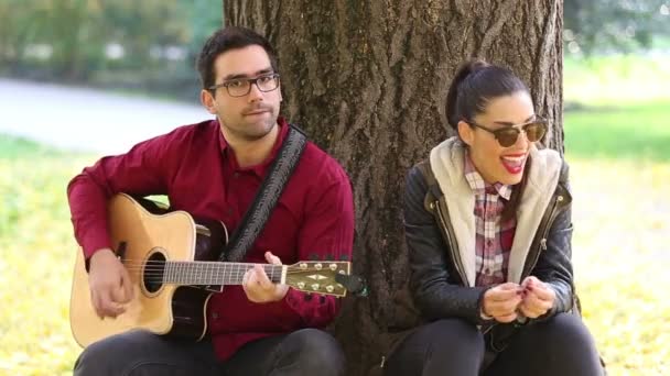 Man playing guitar — Stock Video