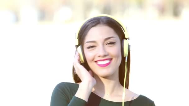音楽を聴くヘッドフォンを持つ女性 — ストック動画