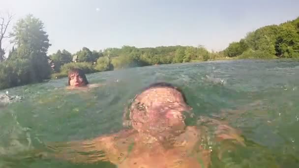 Vrouw zwemmen in rivier — Stockvideo