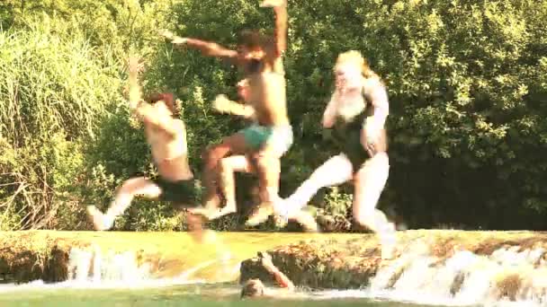 Przyjaciele podczas gdy skoki do rzeki — Wideo stockowe