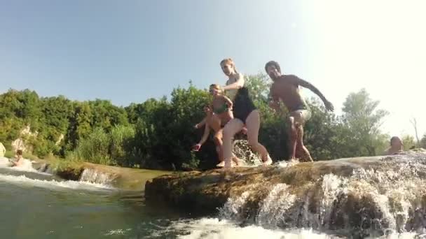 Amigos saltando en el río — Vídeos de Stock