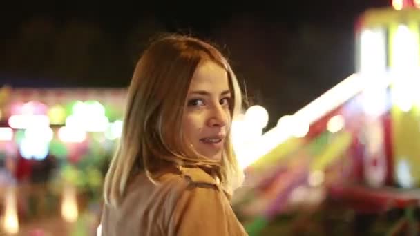 Mujer saludando en parque de atracciones — Vídeos de Stock