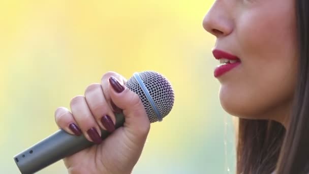 Kvinnas mun sjunga med mikrofon — Stockvideo