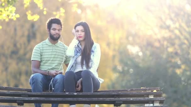 Pareja escuchando música juntos — Vídeos de Stock