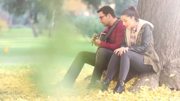 Τραγουδώντας γυναίκα και άντρας παίζει κιθάρα — Αρχείο Βίντεο