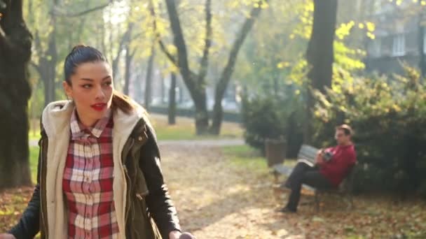 Mulher cantando enquanto homem tocando guitarra — Vídeo de Stock