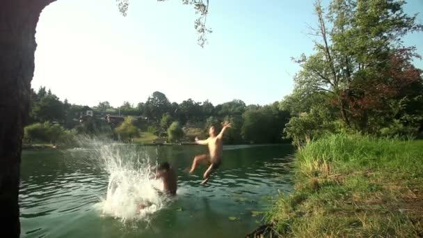 Vänner kör och hoppa i floden — Stockvideo