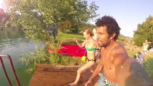 Uomo che salta nel fiume con gli amici — Video Stock