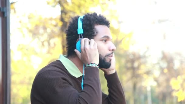 Man putting on headphones — Stock Video