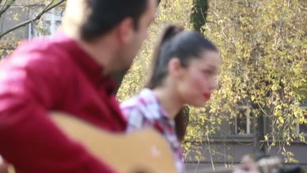 Pareja cantando y tocando la guitarra — Vídeos de Stock