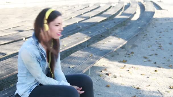 Mujer escuchando música en los auriculares — Vídeos de Stock