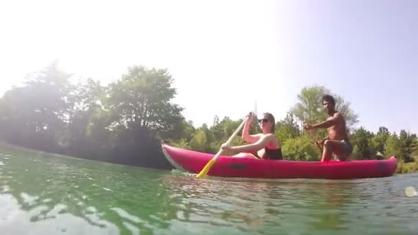 Pareja remando canoa — Vídeos de Stock