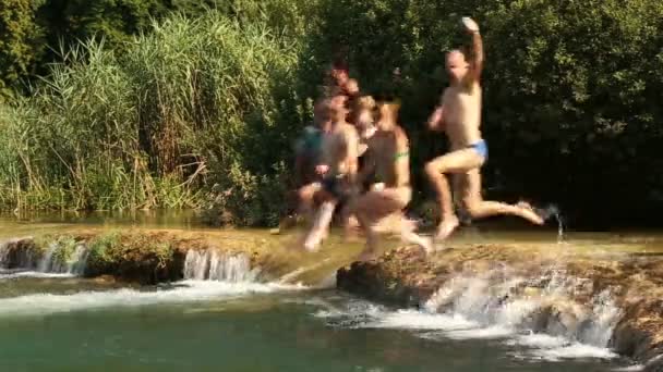 Uomo che salta nel fiume con gli amici — Video Stock