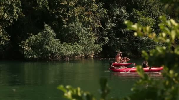 Adultos se divertindo em canoas — Vídeo de Stock