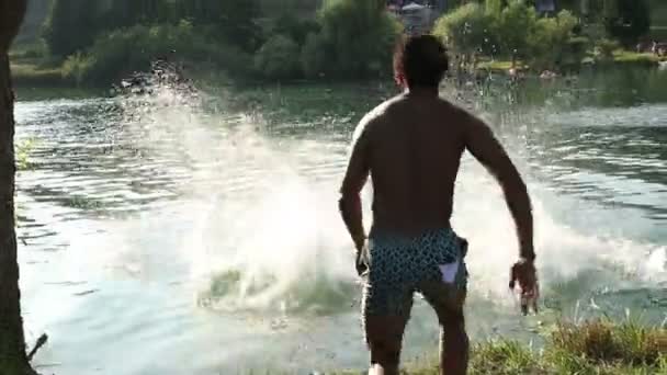 友達が川に飛び込む — ストック動画
