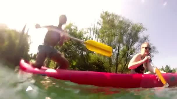 Amis éclaboussant l'eau sur la caméra — Video