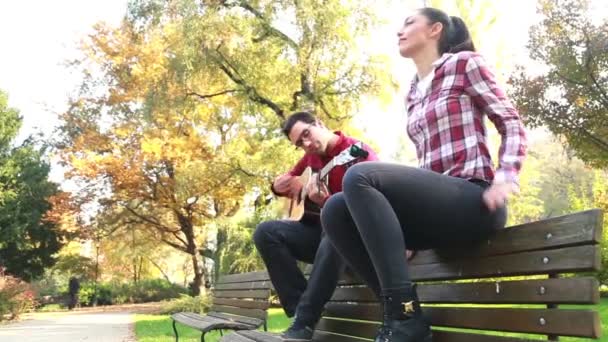 Hombre tocando la guitarra — Vídeo de stock