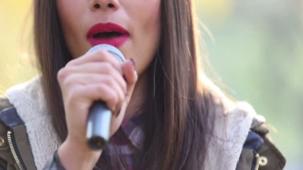 Frauenmund singt mit Mikrofon — Stockvideo