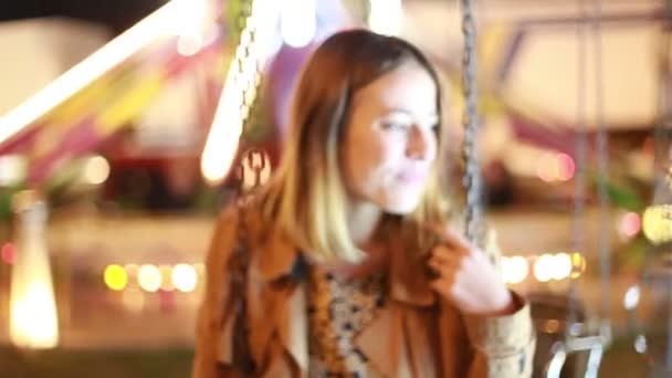 Frau auf Schaukel in Freizeitpark — Stockvideo