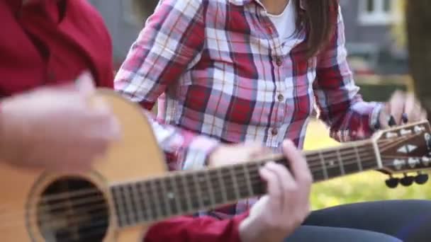 Paar zingen en gitaar spelen — Stockvideo