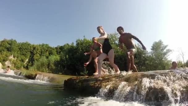 Freunde springen in Fluss — Stockvideo