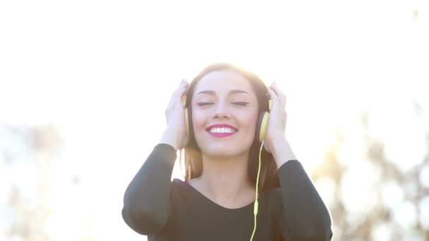 Woman with headphones listening to music — Stock Video