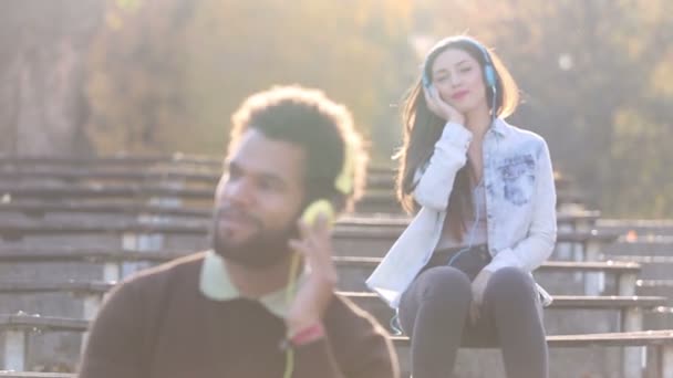 Man and woman listening to music — Stock Video