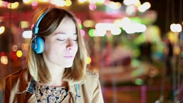 Ragazza scuotendo la testa al ritmo della musica — Video Stock