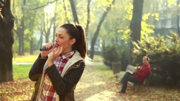 Mujer cantando mientras el hombre toca la guitarra — Vídeos de Stock