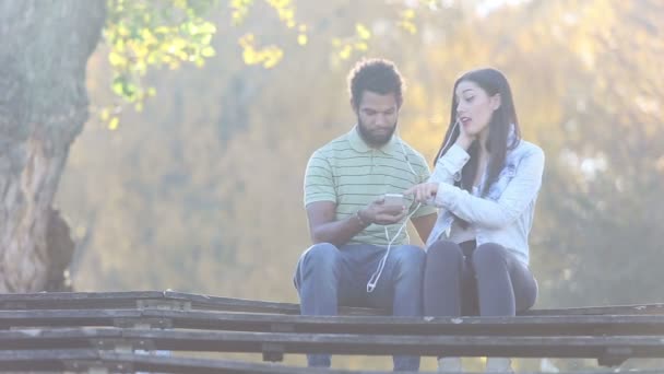 Пара слушает музыку — стоковое видео