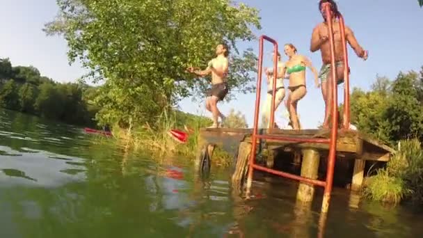 Φίλοι τρέξιμο και άλματα σε ποτάμι — Αρχείο Βίντεο