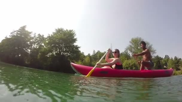 Pareja remando canoa — Vídeo de stock