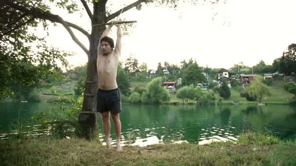 Homem fazendo backflip off corda swing — Vídeo de Stock