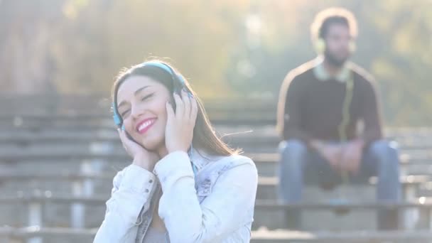 Женщина слушает музыку в наушниках — стоковое видео