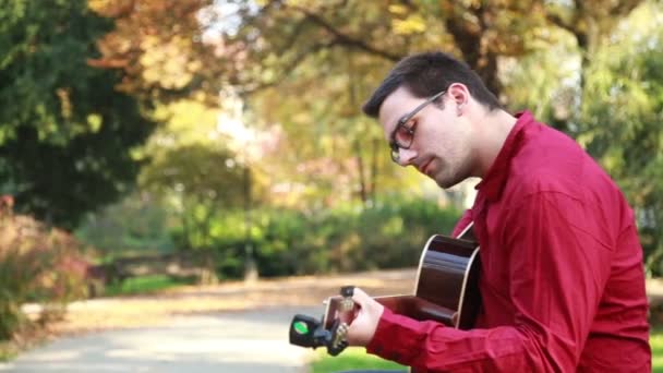 Hombre tocando la guitarra — Vídeo de stock