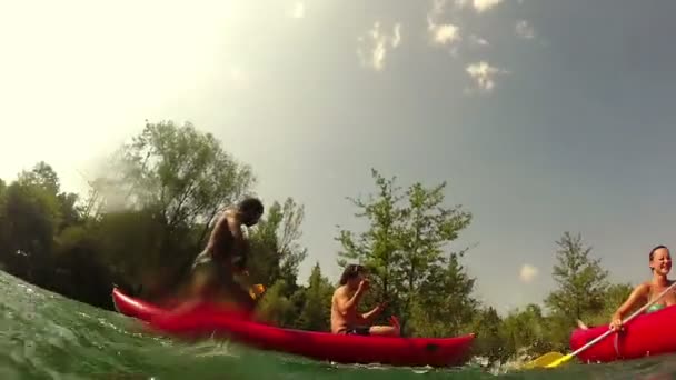 Друзья брызгают друг друга веслами — стоковое видео