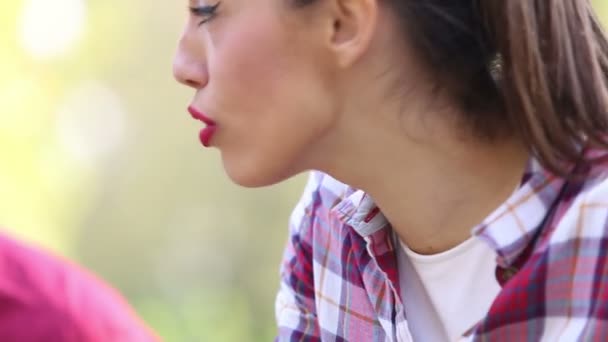 Close-up de jovem mulher cantando — Vídeo de Stock