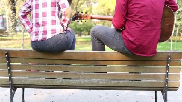 Mężczyzna gra na gitarze, podczas gdy kobieta śpiewa — Wideo stockowe